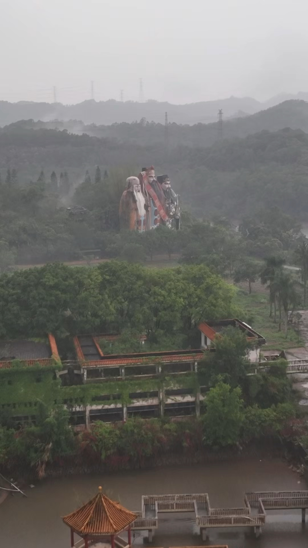 广东最大的福禄寿酒店,它位于东莞大山深处,雕像高度为120米