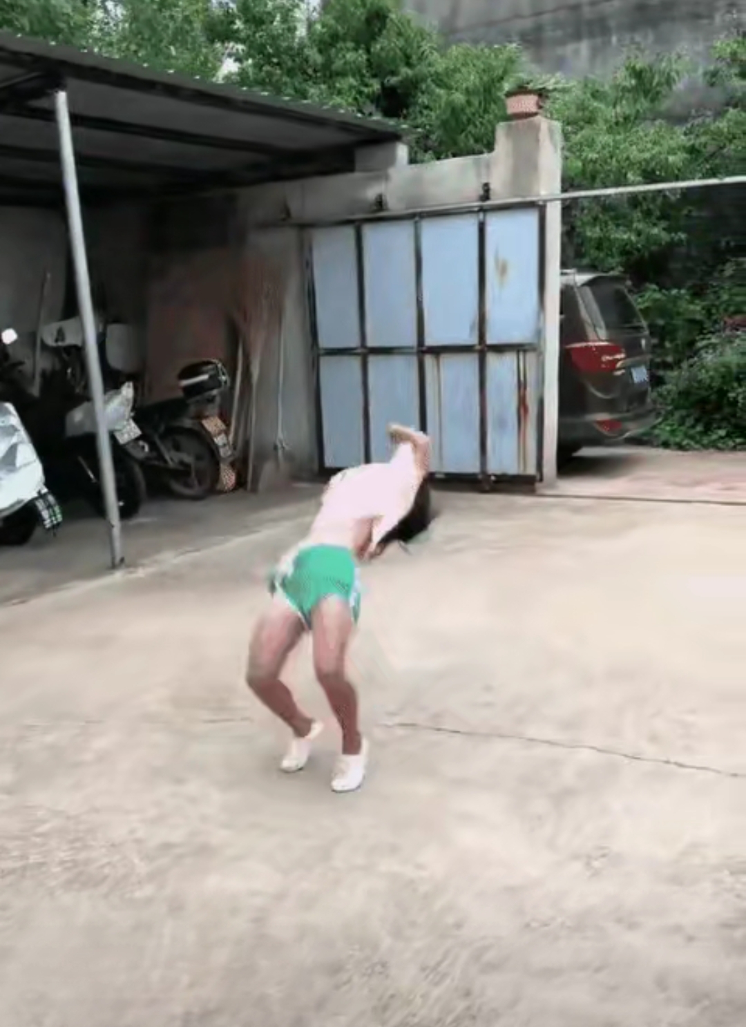 憋了几小时尿夹腿视频搞笑光腿站着生孩子视频大全黑人小女孩赤大家