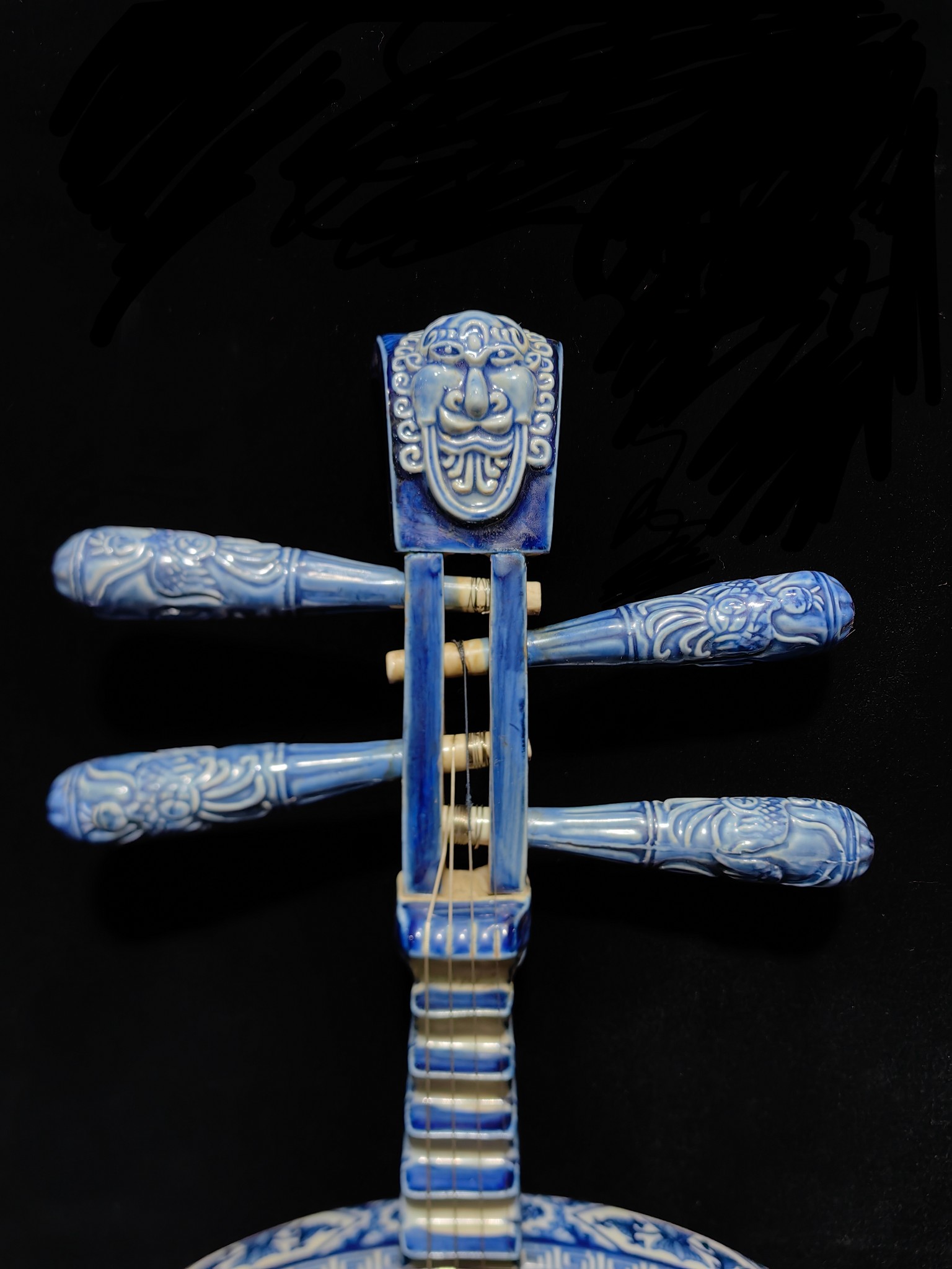 青花花鸟图手绘瓷琵琶 高61宽35厚6