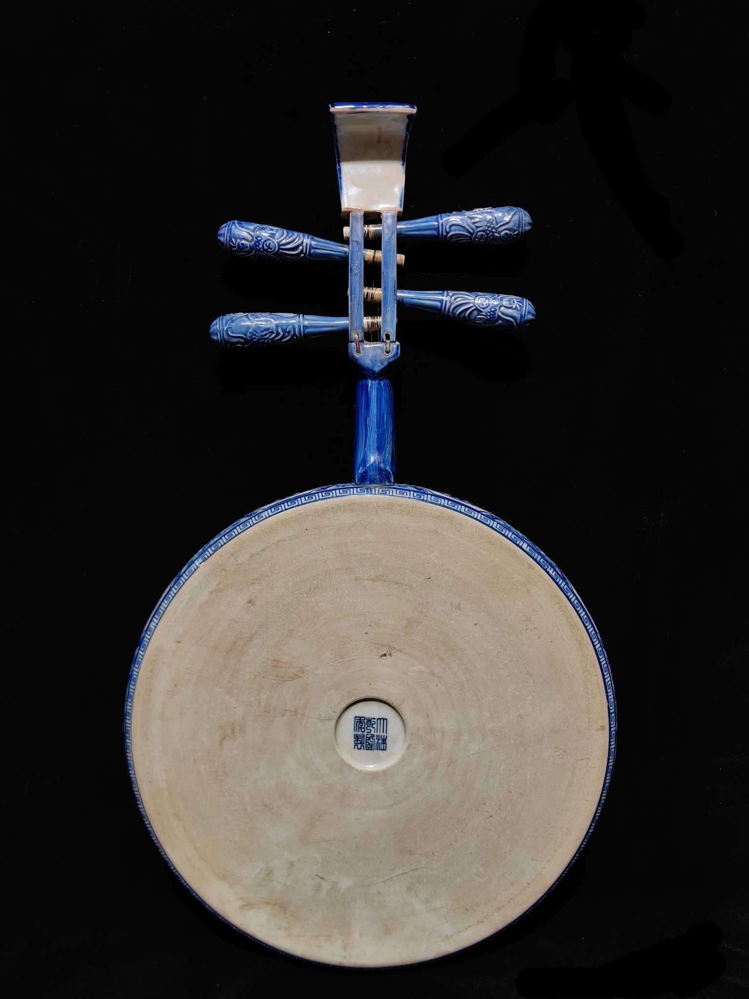 青花花鸟图手绘瓷琵琶 高61宽35厚6