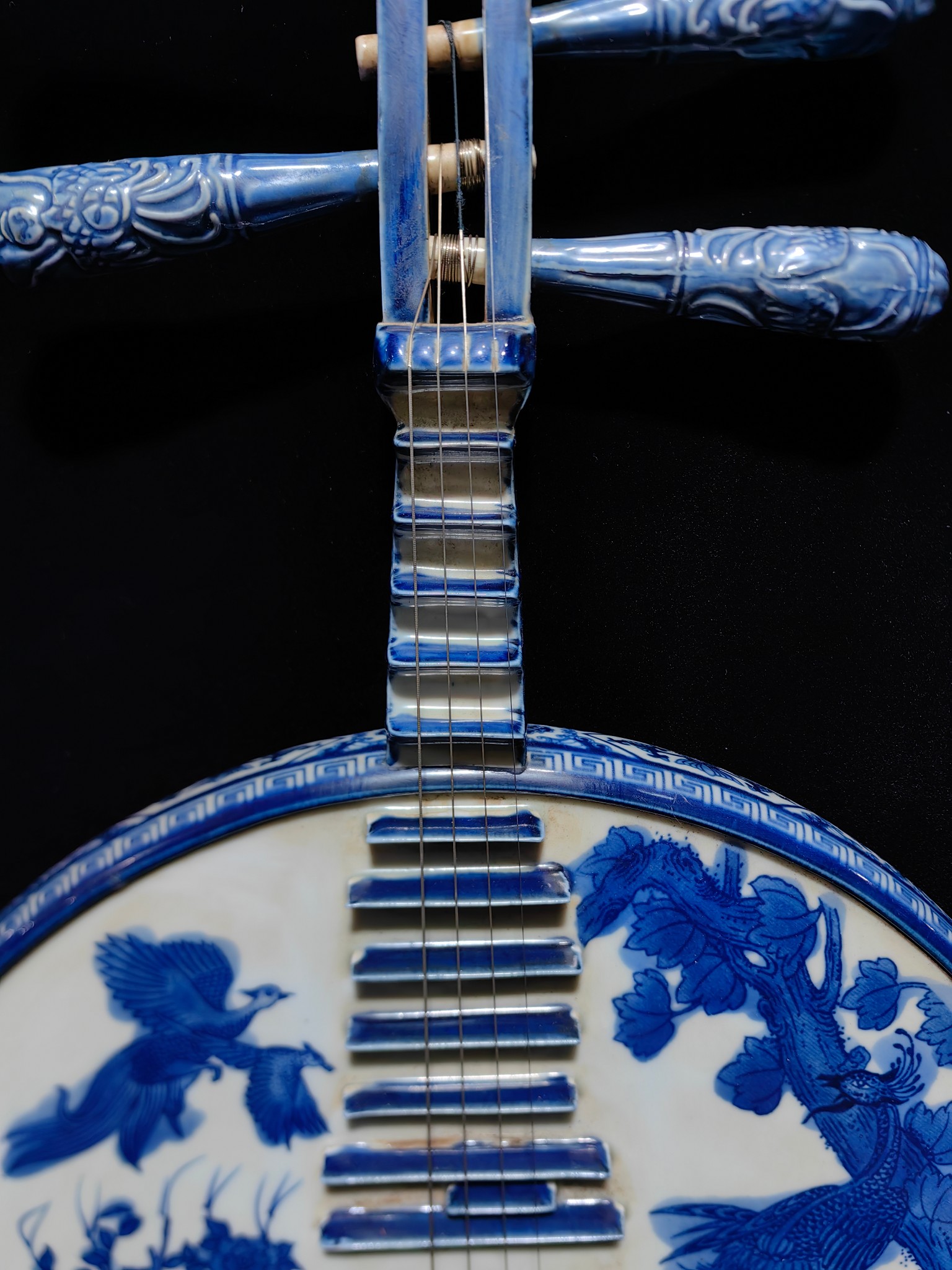 青花花鸟图手绘瓷琵琶 高61宽35厚6