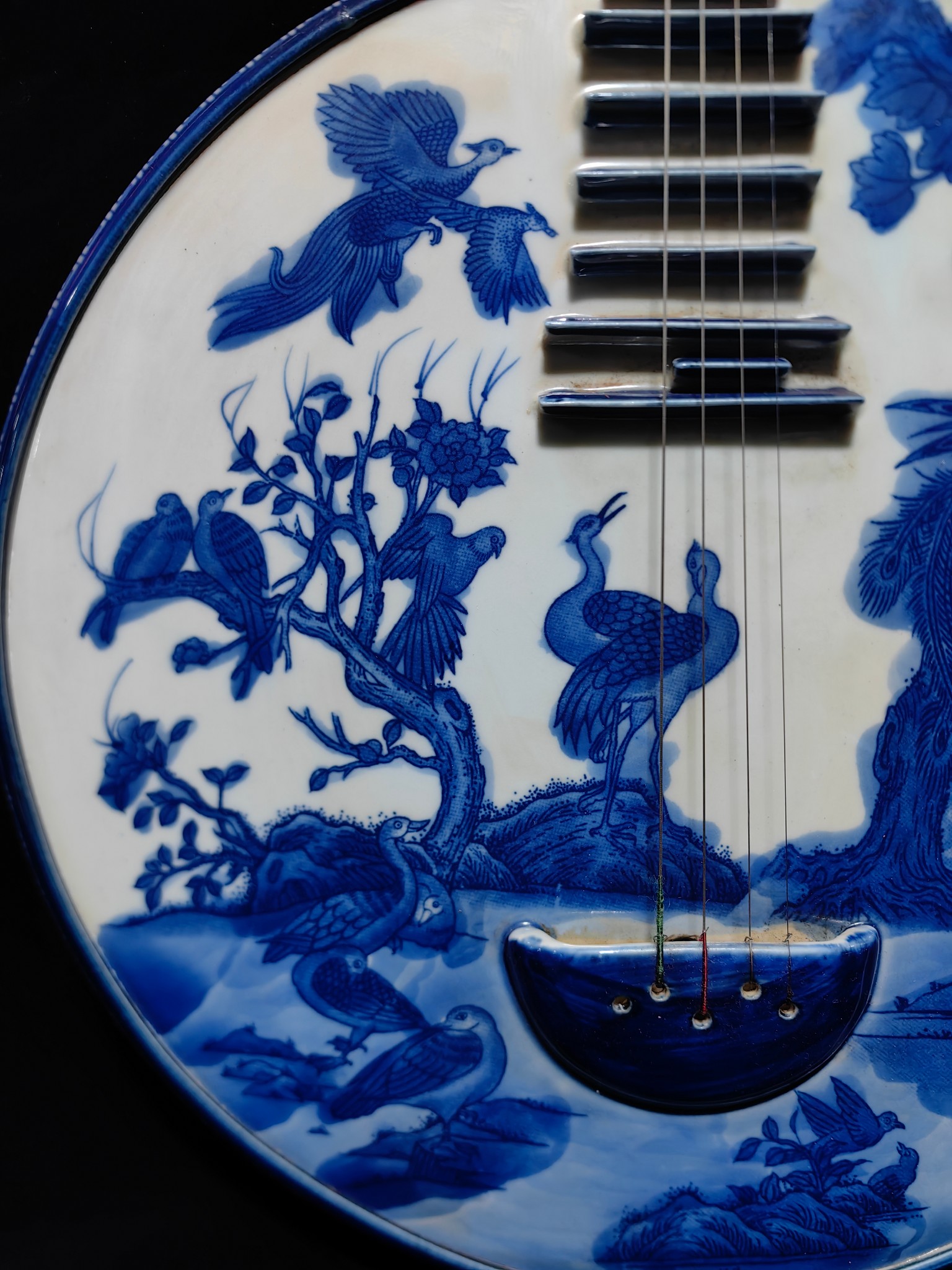 青花花鸟图手绘瓷琵琶 高61宽35厚6