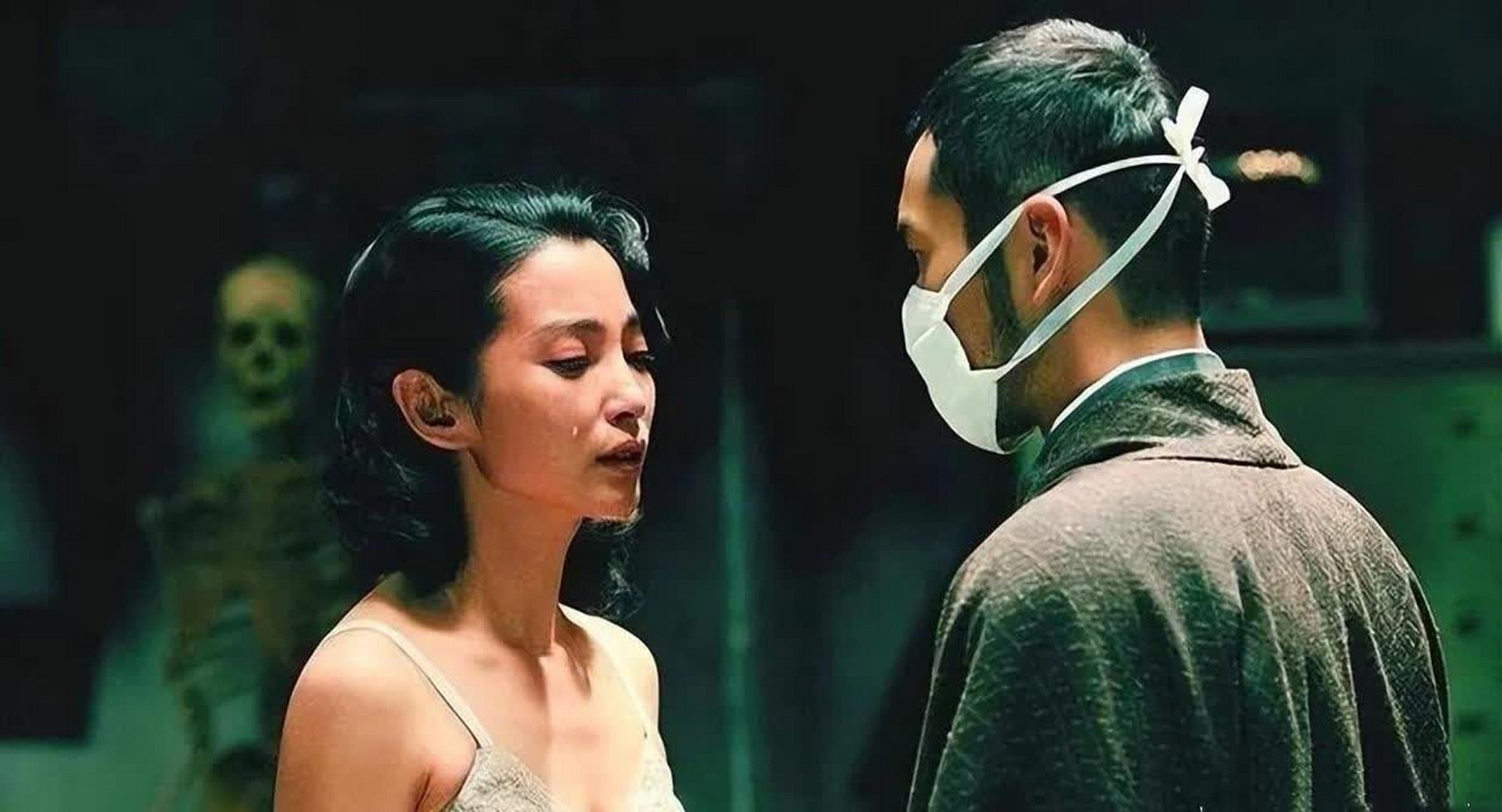 2009年,李冰冰和黄晓明拍《风声》时有场裸戏,李冰冰为了壮胆,喝了八