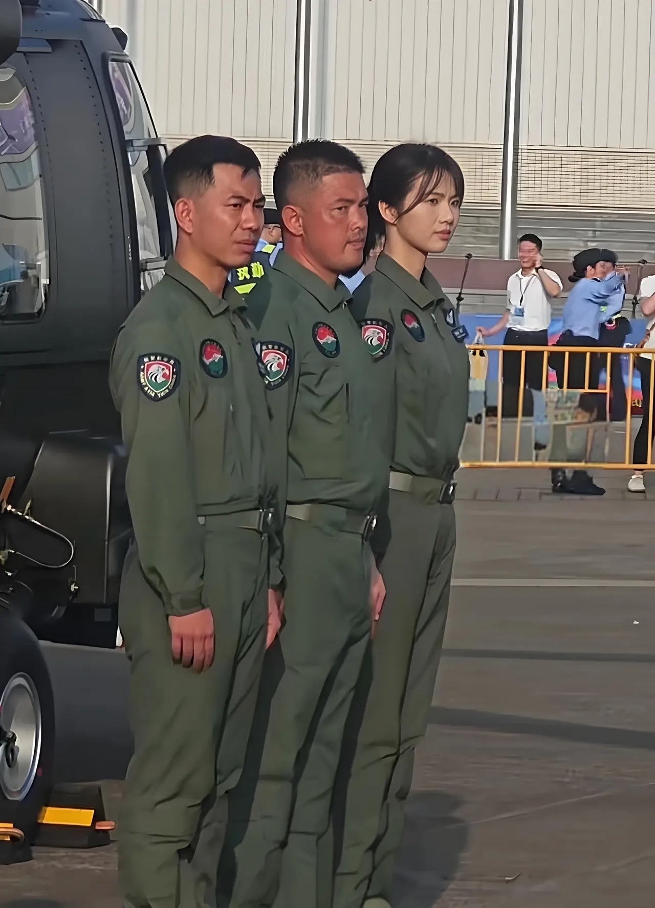 徐枫灿和男同志站军姿?第一眼就能直接徐枫灿吸引