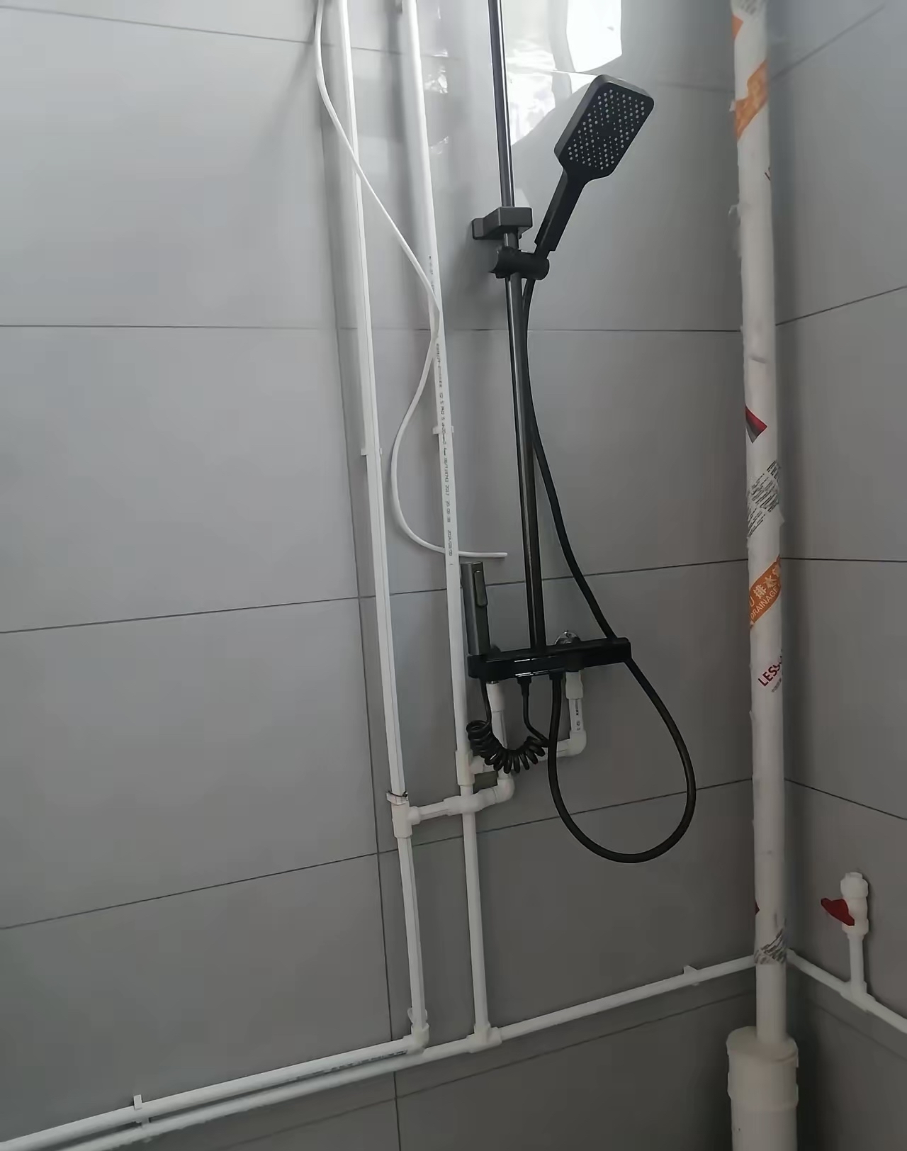 为了后期好维修,卫生间我安装的明管,大多数人都是安装暗管或我也知道
