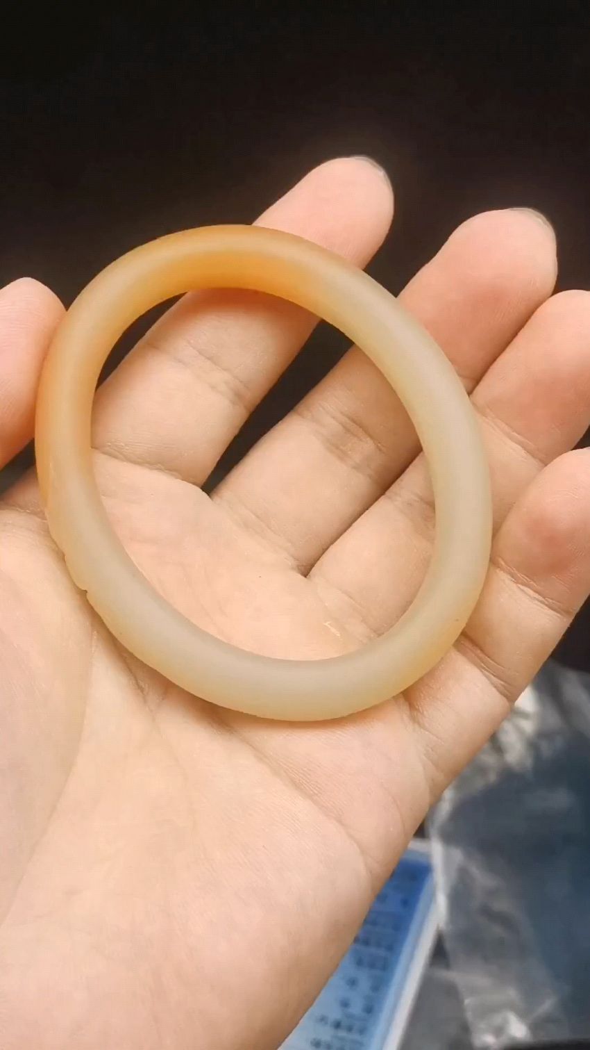 黄蜡石俏色巧雕贵妃镯