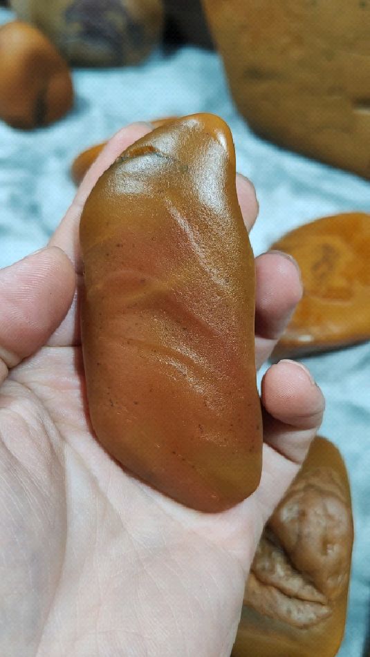 黄蜡石飘红磨砂冻籽料