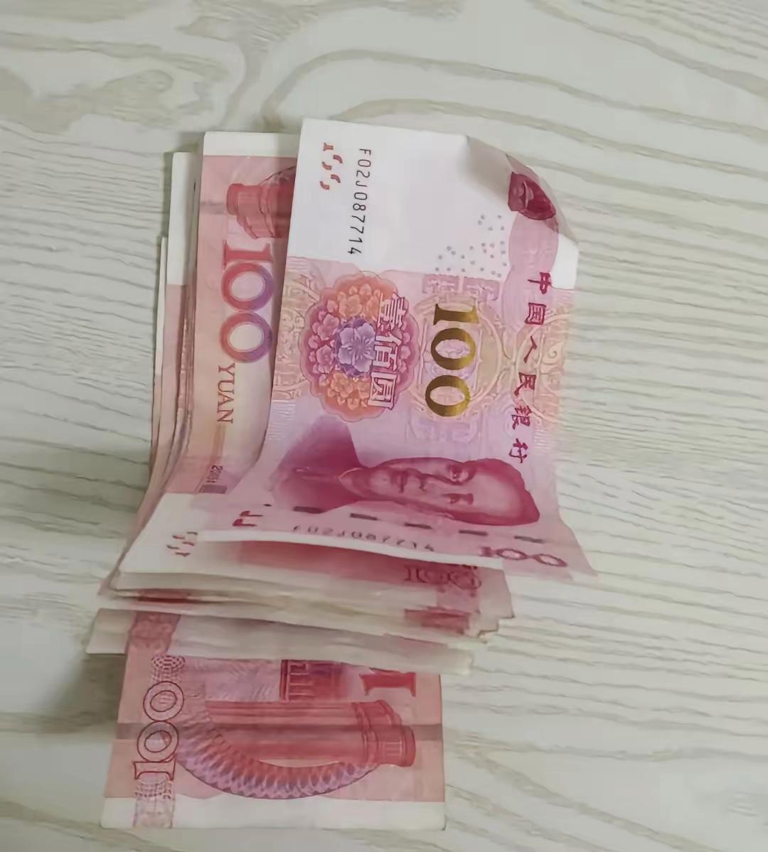 宝子们,昨天我公公来找我,掏出 2000 块钱,把我弄懵了