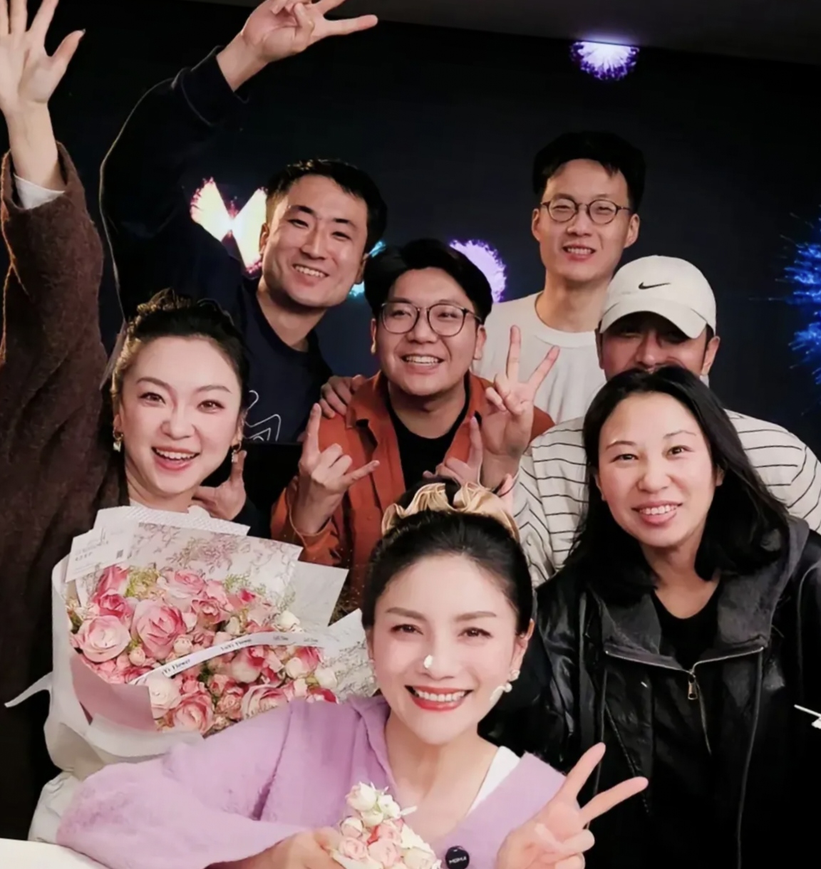 今天是胡可的生辰之日她身着一件粉色毛衣显得分外娇艳动人