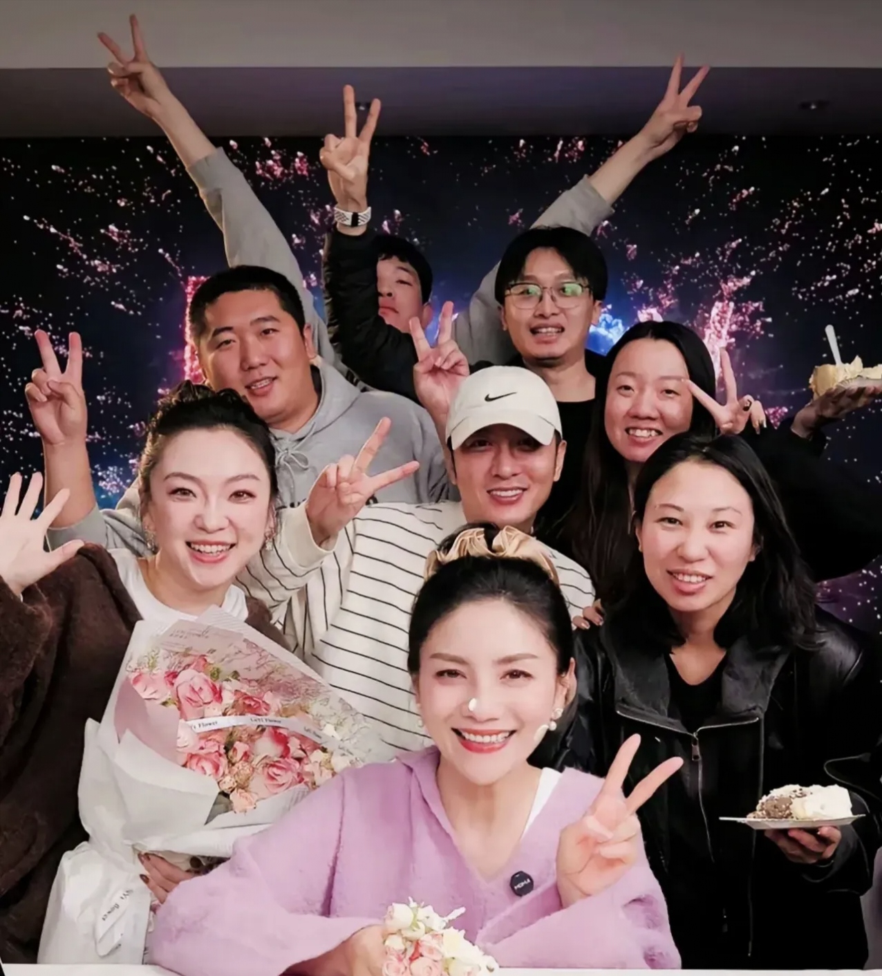 今天是胡可的生辰之日她身着一件粉色毛衣显得分外娇艳动人