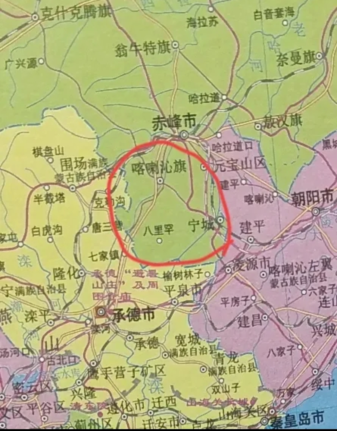 展开赤峰市的地图,你会发现一处饶有趣味的景象:赤峰市的一部分区域被