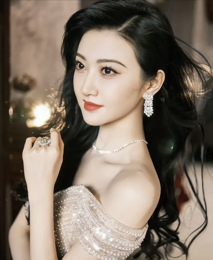 景甜不愧是人间富贵花 她不仅长相出众而且 散发着雍容华贵的气质