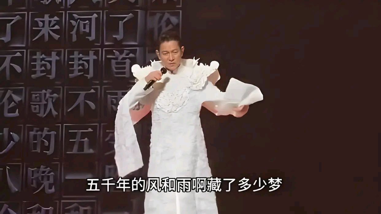 刘德华的《中国人》由台湾词曲作家李安修和陈耀川创作,与《忘情水》