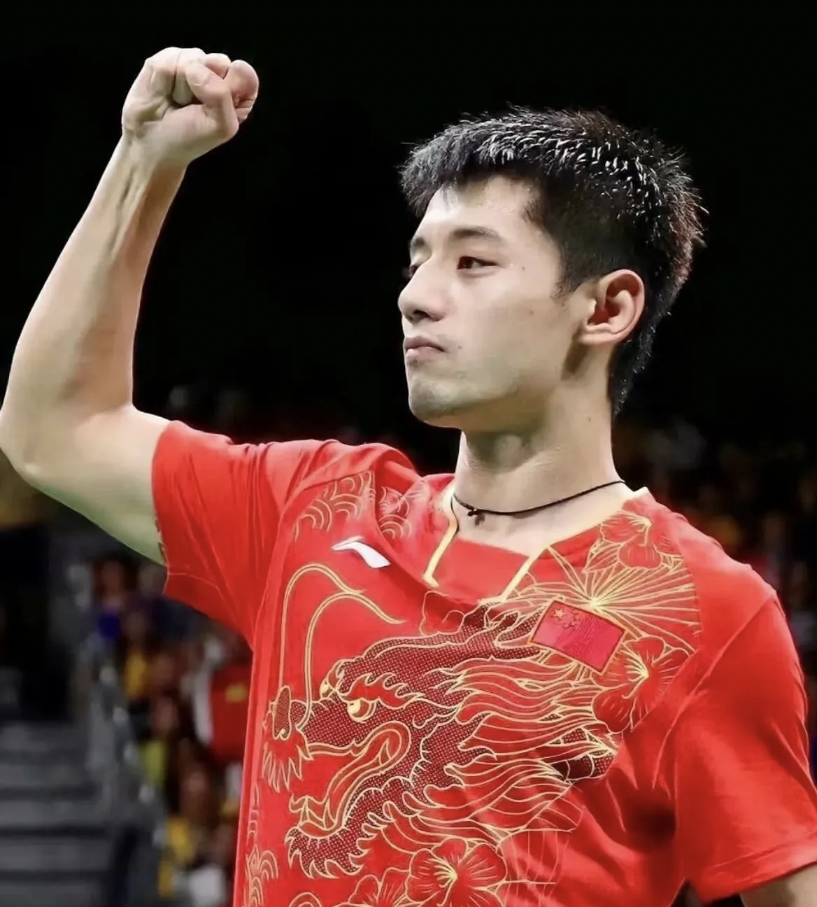 她原是国家乒乓球队员. 比张继科小三岁