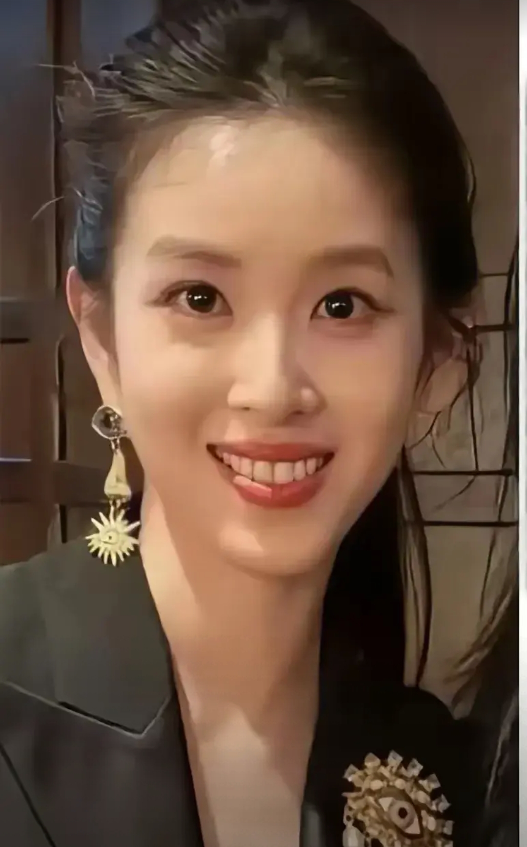 圆脸圆下巴两腮饱满 给人一种国泰民安的感觉 反观奶茶妹妹 脸型太长