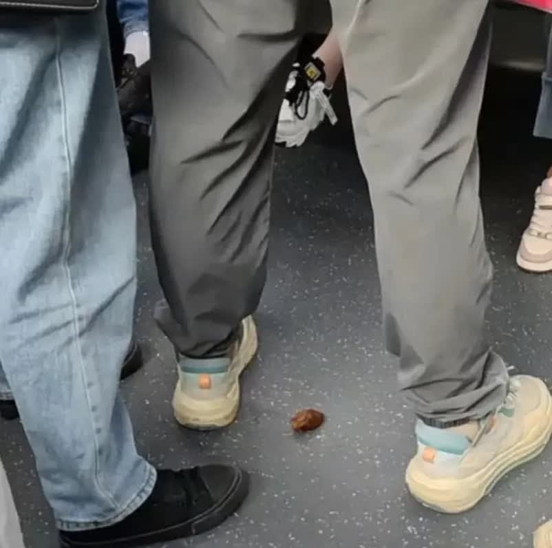 我坐地铁去上课,然后突然看见前面有一位大叔从裤子里面掉出来一个