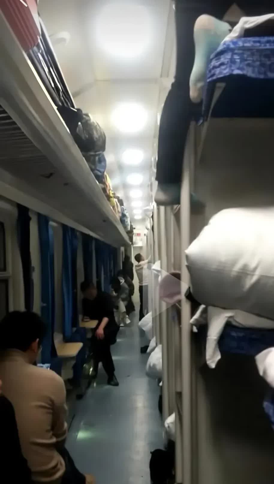 火车上,我下铺的年轻人二十岁左右,我快六十了爬上铺很不方便,要求