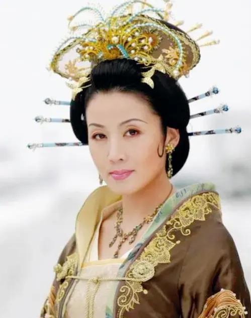 贞观中期,唐太宗李世民病重,长孙皇后强撑笑容,握着他的手说:"你要死