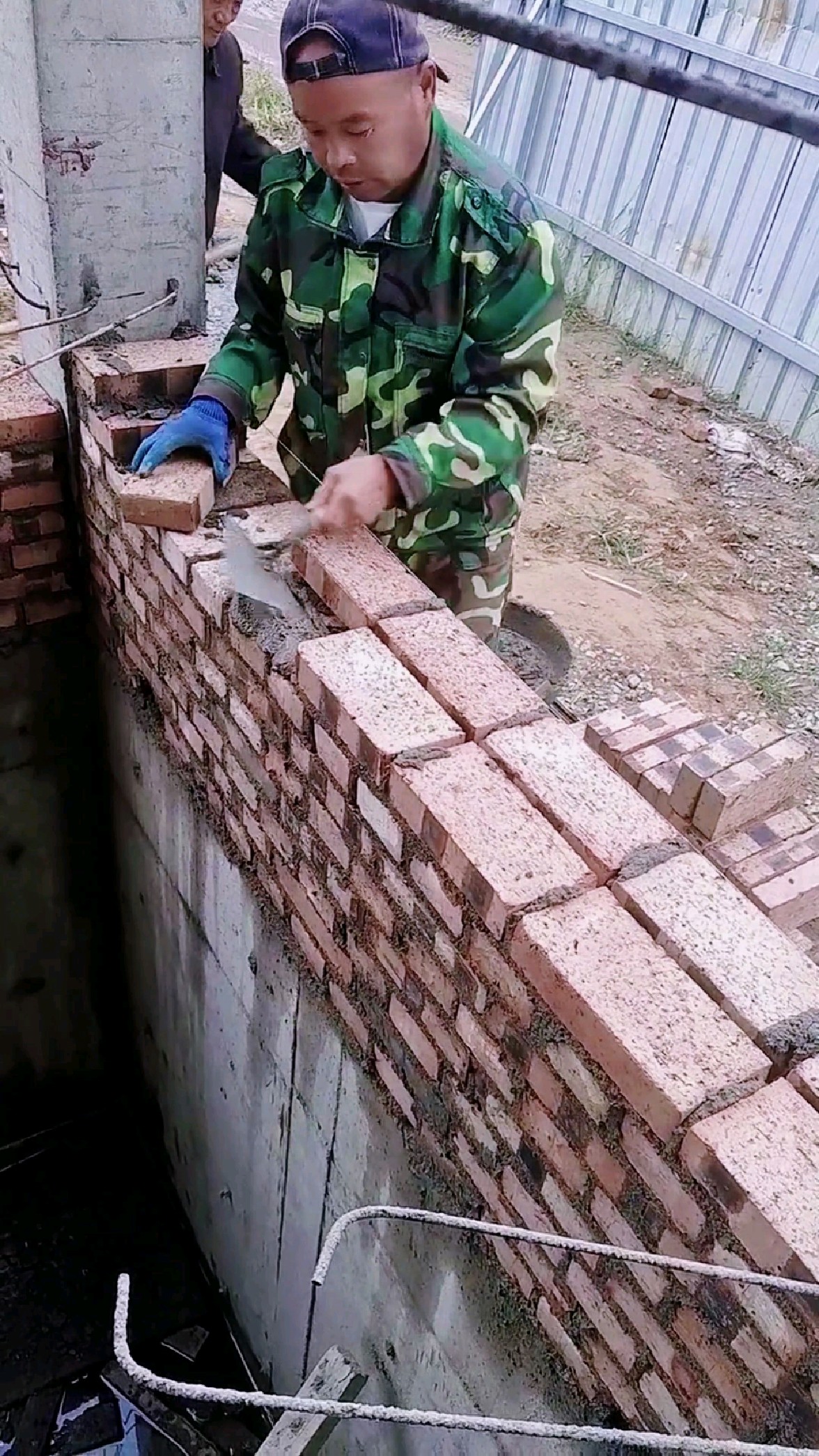 24墙砌砖,师傅这手法一看就是高手!
