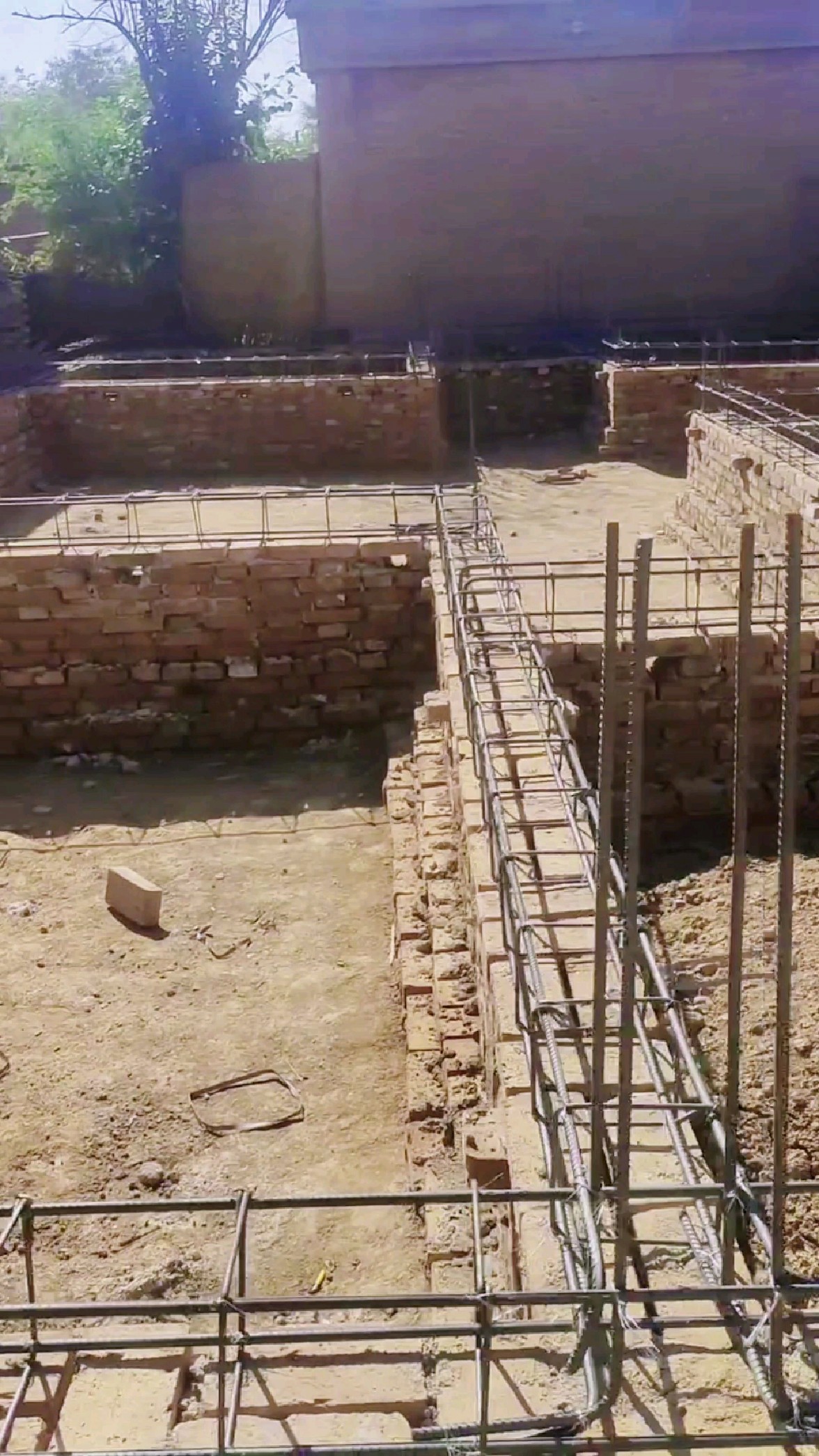 这地梁就放了四条钢筋,你们觉得够结实吗?