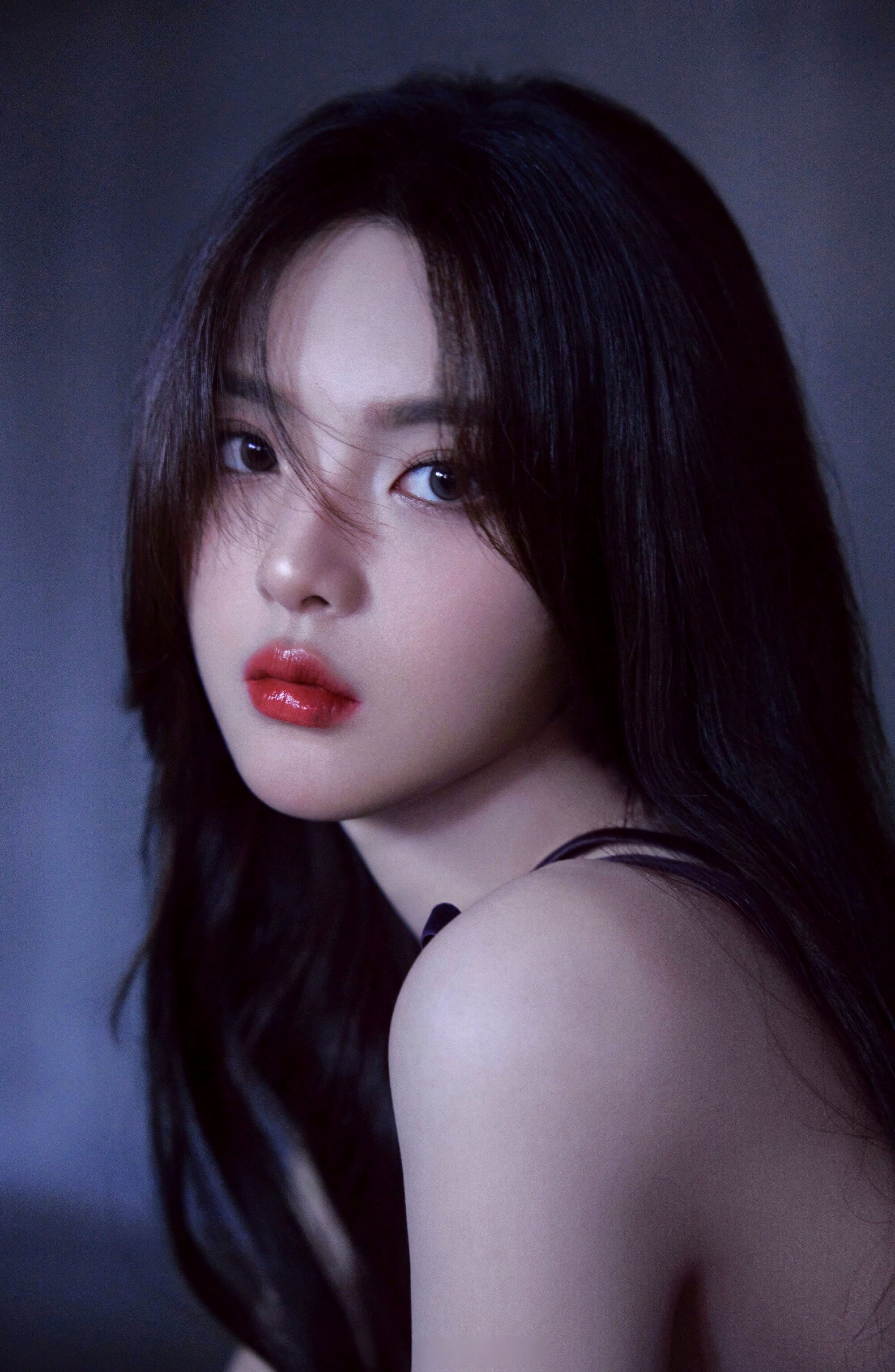 杨超越吊带黑纱裙写真大片,性感与优雅并存,令人惊艳