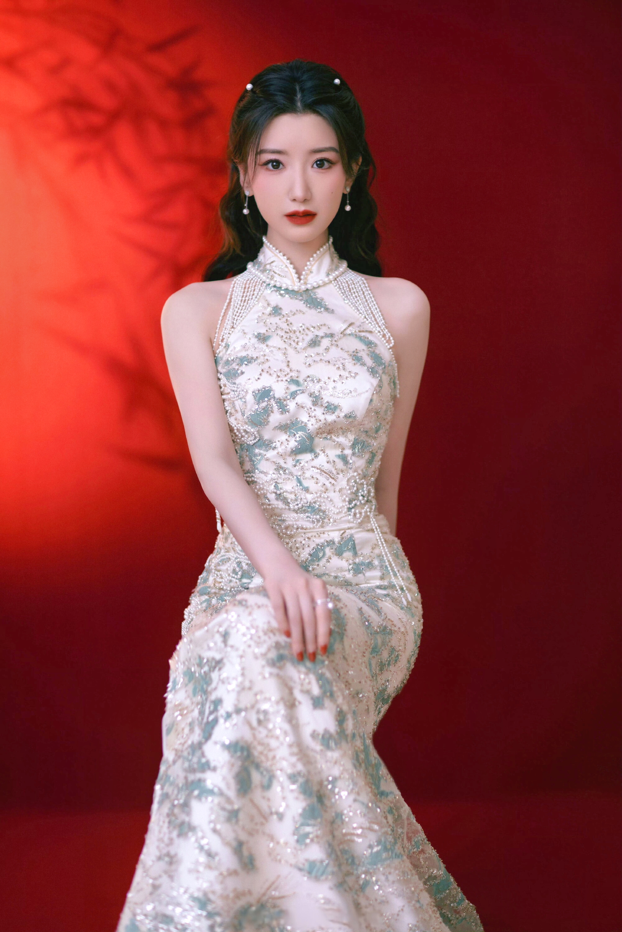 毛晓彤复古发型配旗袍,红唇点缀尽显古典韵味 #动态连更挑战