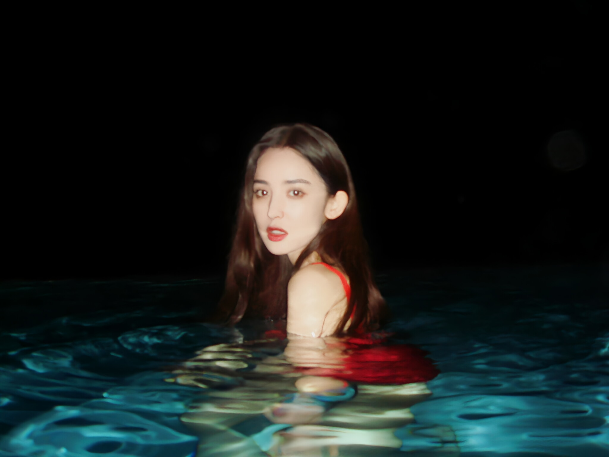 古力娜扎泳装大片:优雅与性感并存,令人眼前一亮