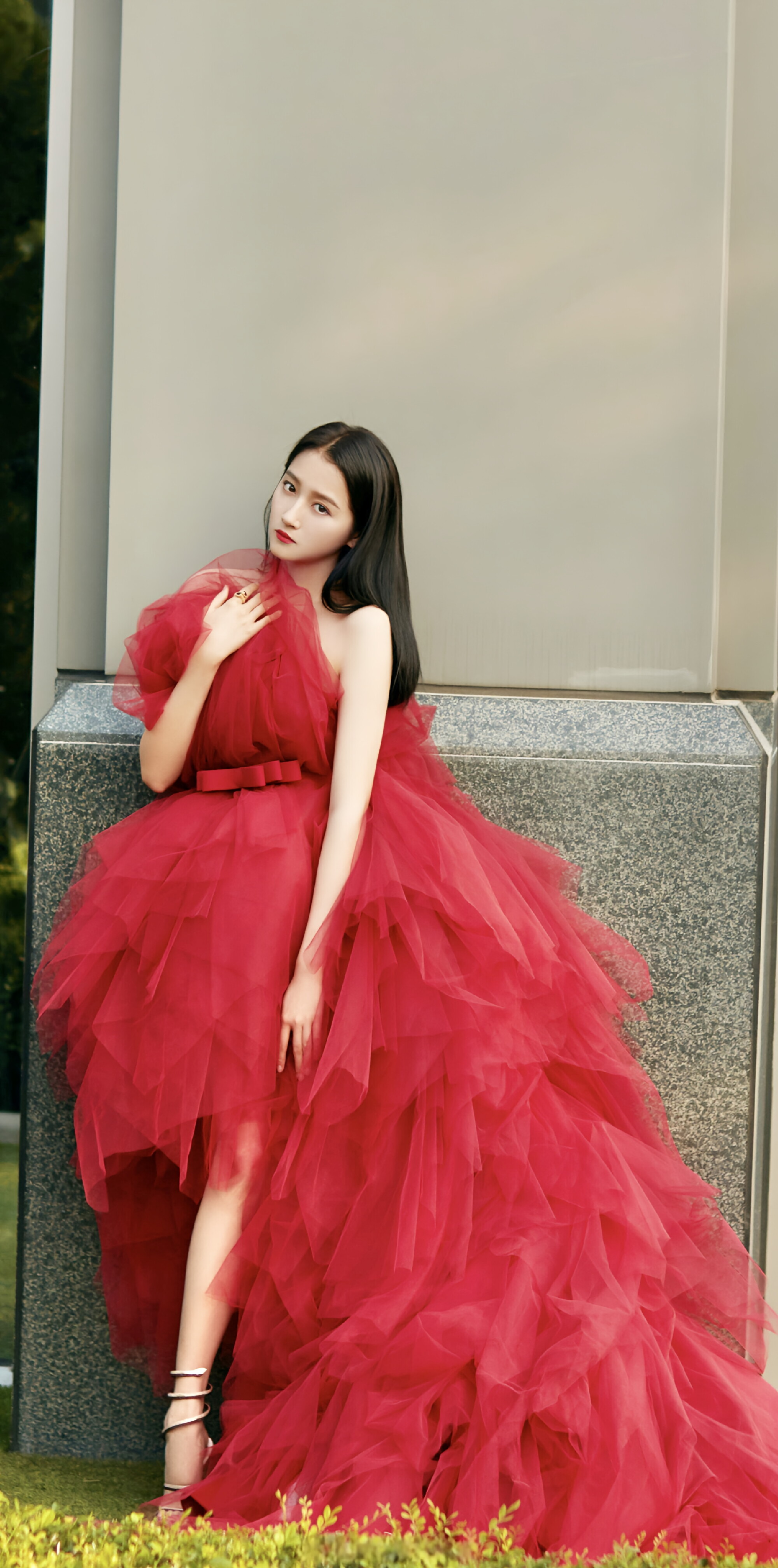 关晓彤红裙美腿,时尚界的一道亮丽风景线