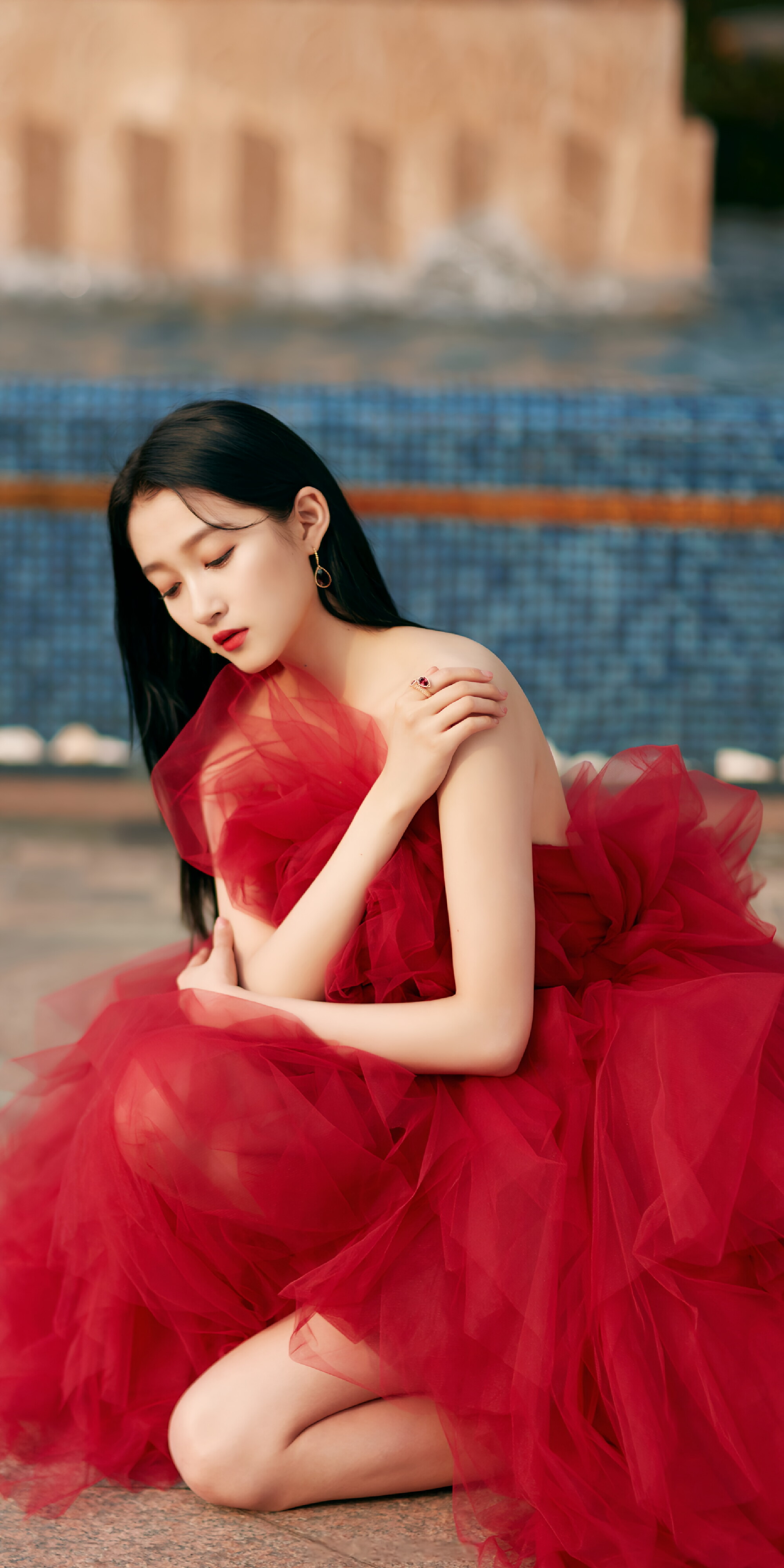 关晓彤红裙美腿,时尚界的一道亮丽风景线