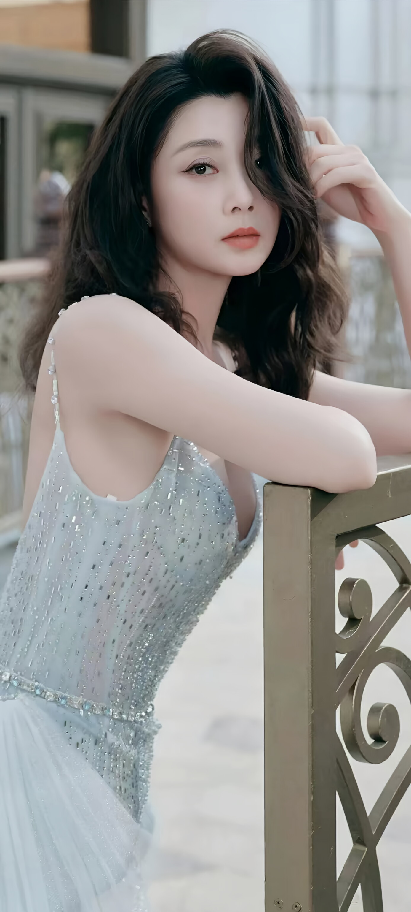 殷桃吊带纱裙时尚写真,演绎浪漫唯美风