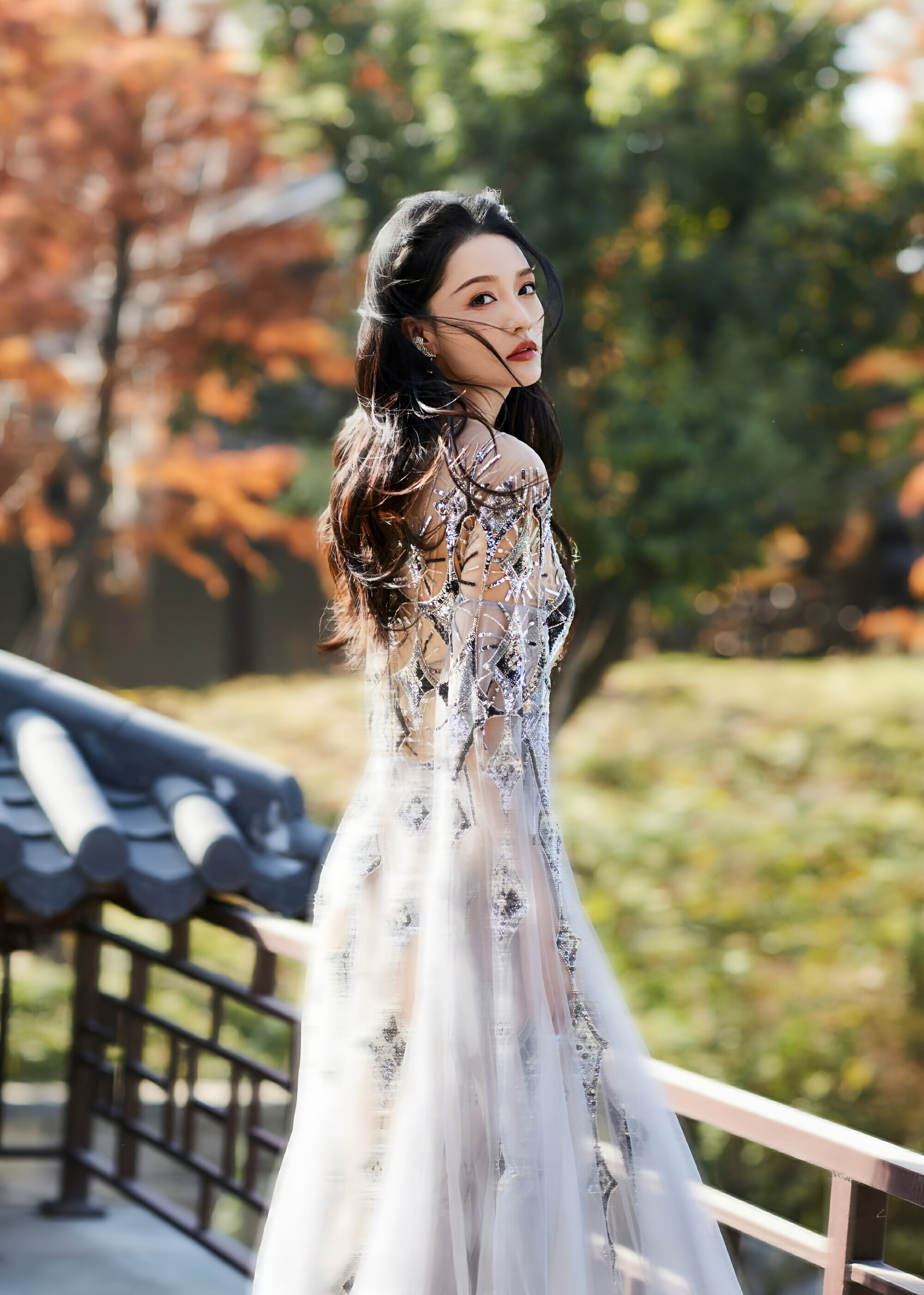 李沁:眉眼灵动似精灵,亮片纱裙飘逸若云裳