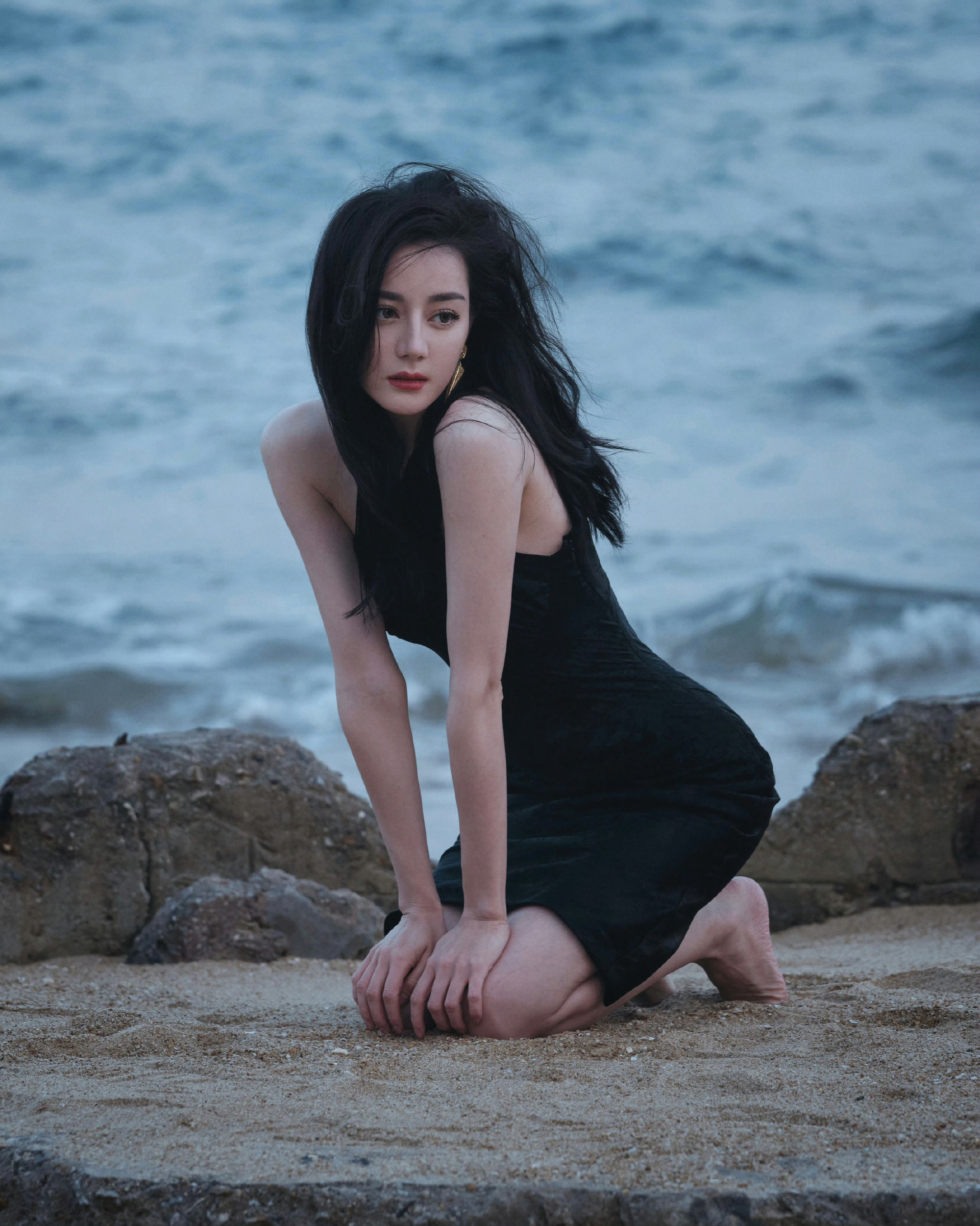 迪丽热巴海边写真,黑色连衣裙凸显曼妙身材,异域面容冷艳迷人