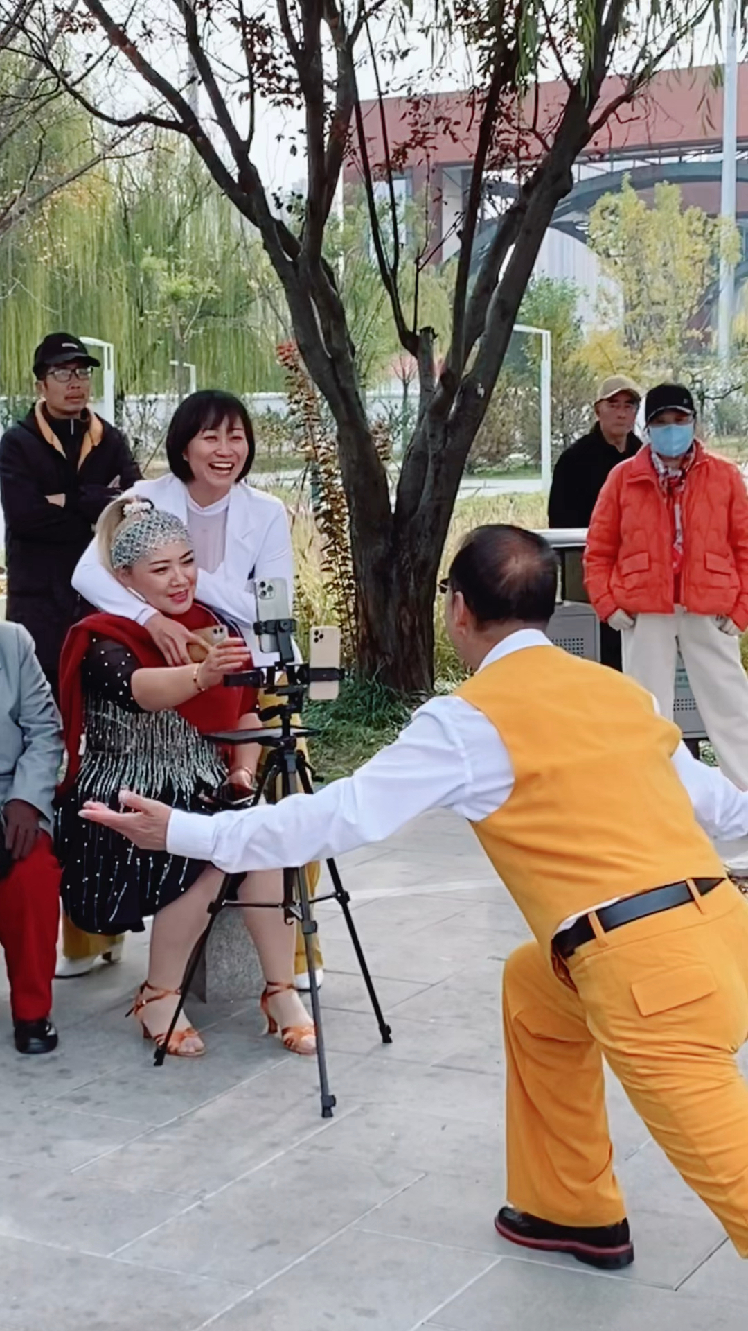 大叔邀请两位美女跳舞,真逗!