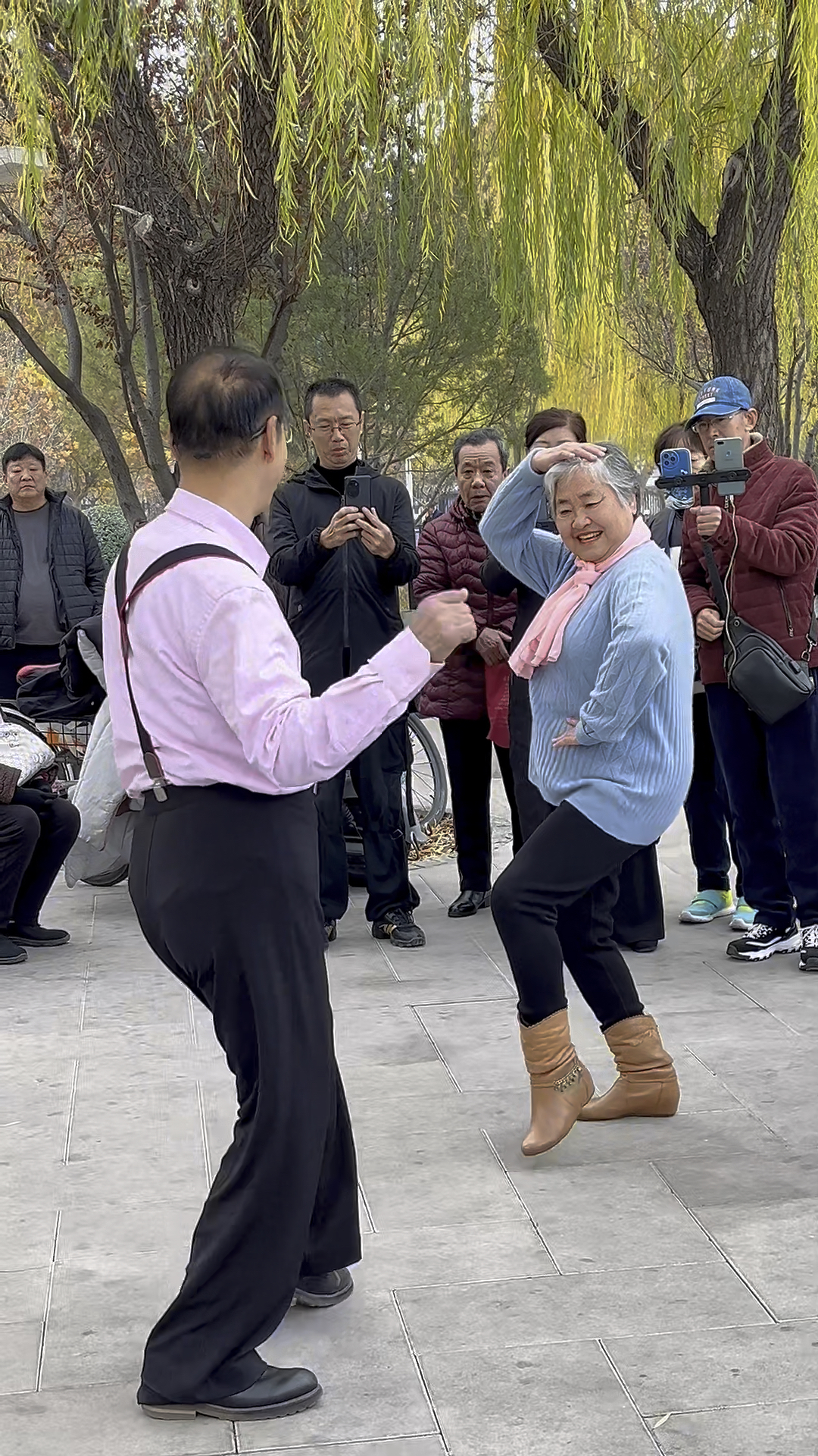 七十七岁大妈和大叔舞出健康 这才是老年人生活状态