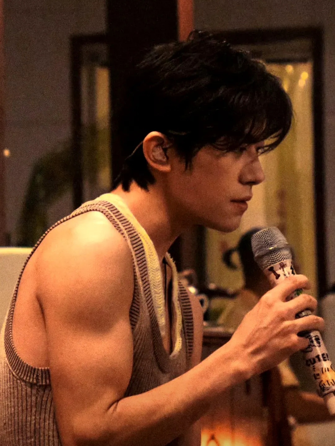 说其帅,虽报 178 厘米却身材比例欠佳,脸宽留白多,五官欠立体,颜值在