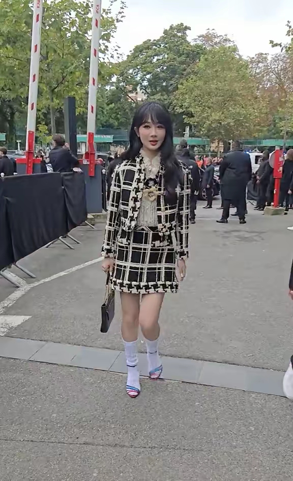 杨紫这回亮相,穿的衣服显得身材比例不太好,五五分的样子挺明显的