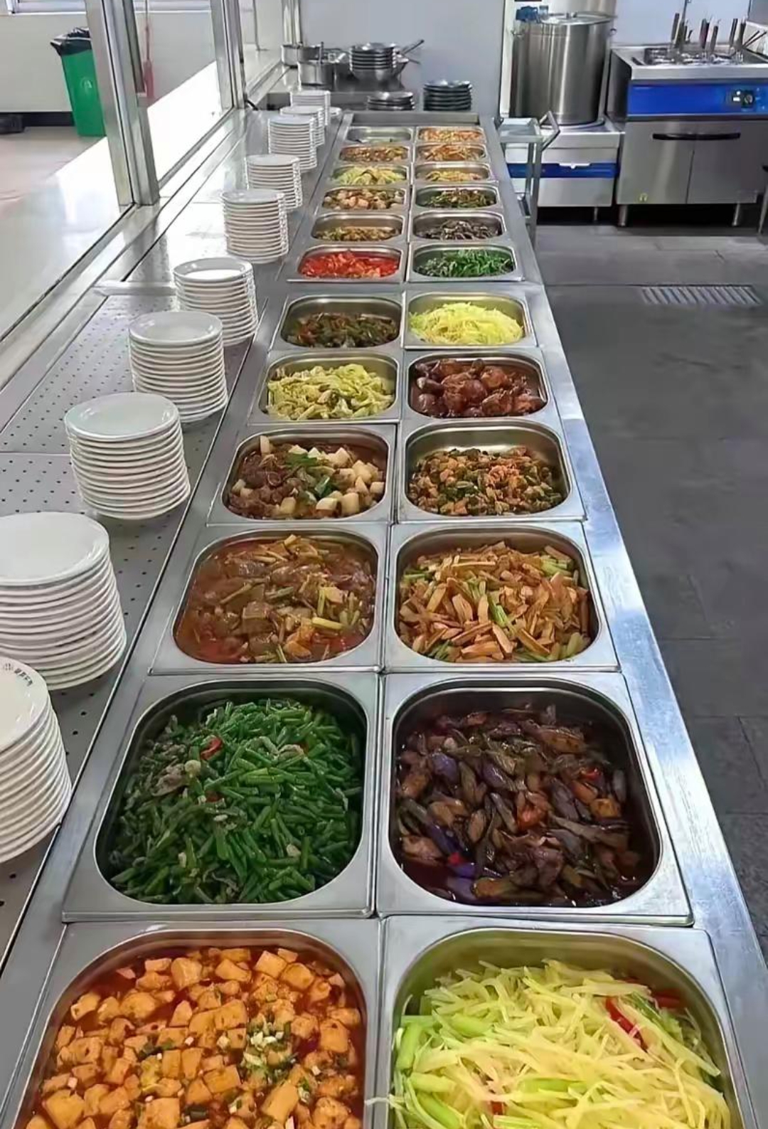 有个厂里食堂转让,打听了一下,厂里员工大概1300多人,卖快餐那种形式