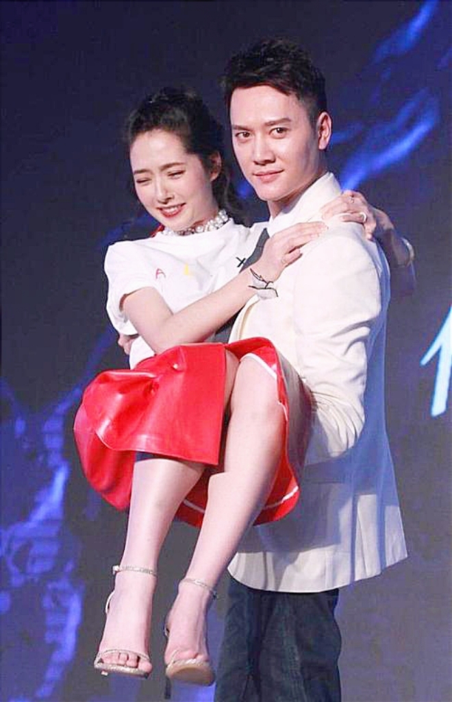 冯绍峰竟然公主抱了一位神秘美女!这身高,颜值,简直令人惊叹!