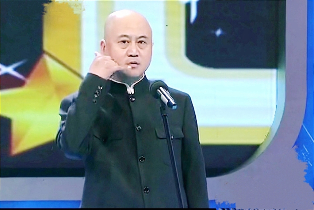 方清平的单口相声《我爱便宜》真是笑点不断,包袱一个接一个,让现场