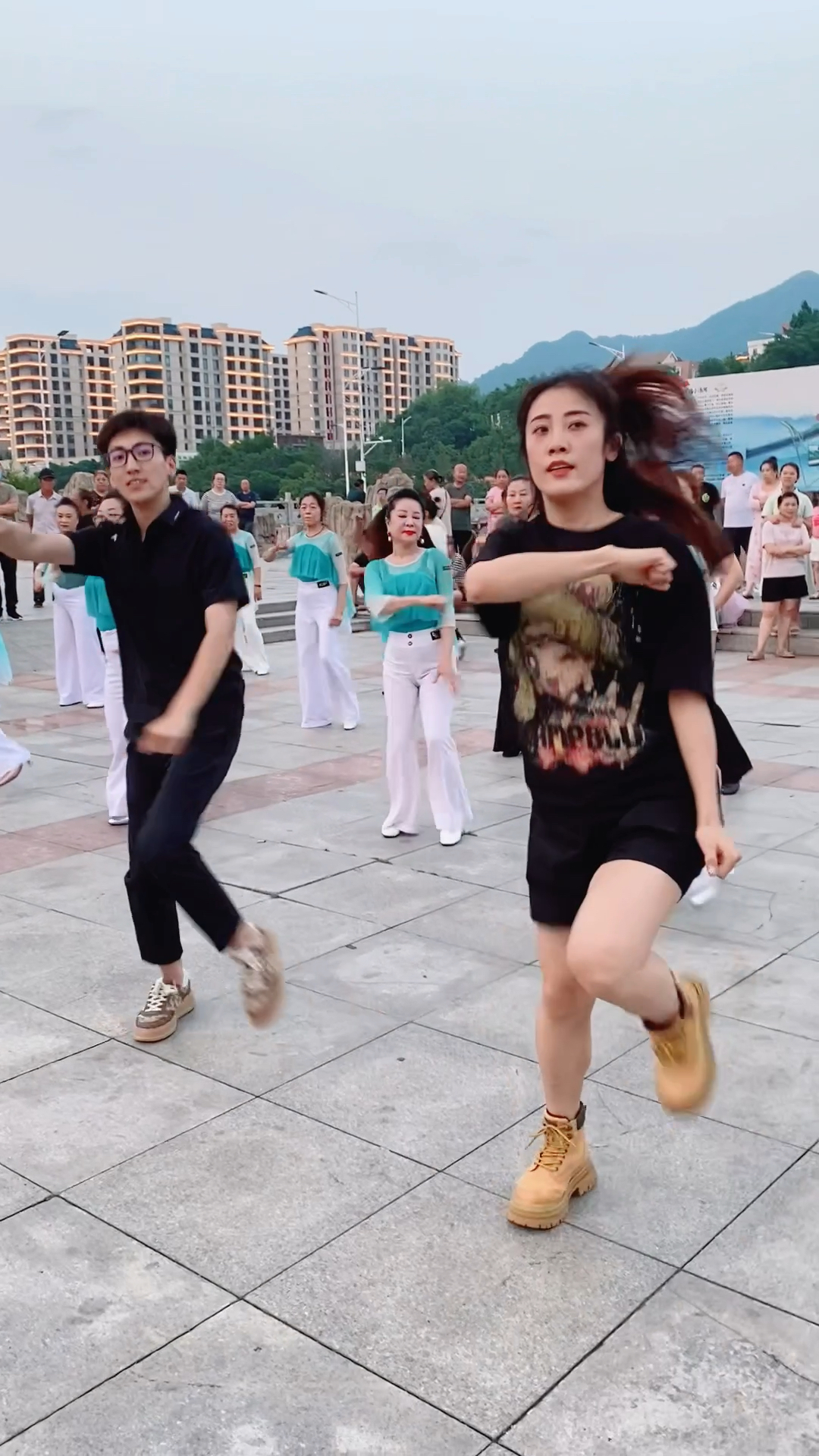 姐弟组合来到广场给大家跳舞来啦,舞蹈跳的真好看.