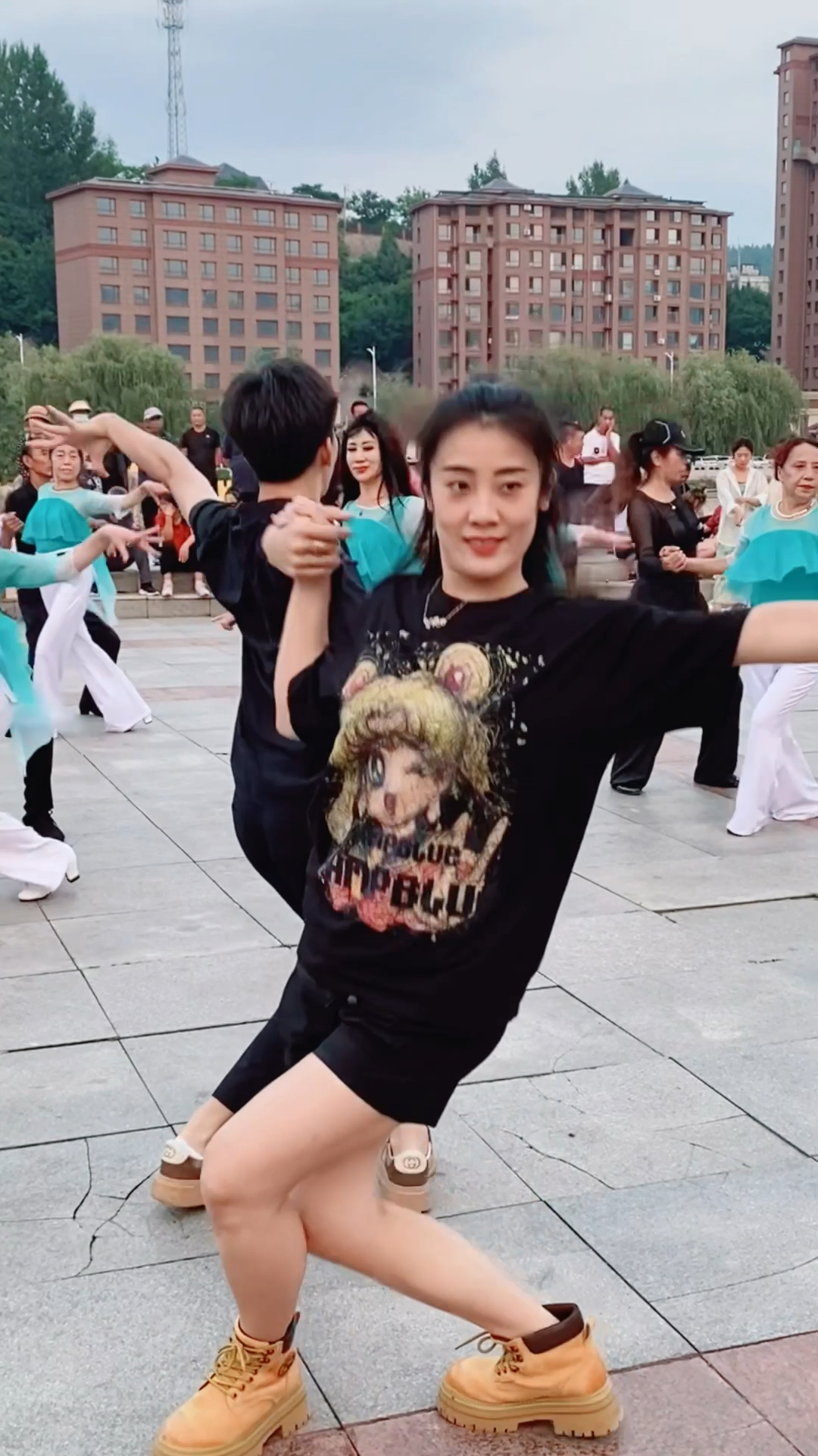 姐弟组合来到广场给大家跳舞来啦,舞蹈跳的真好看.