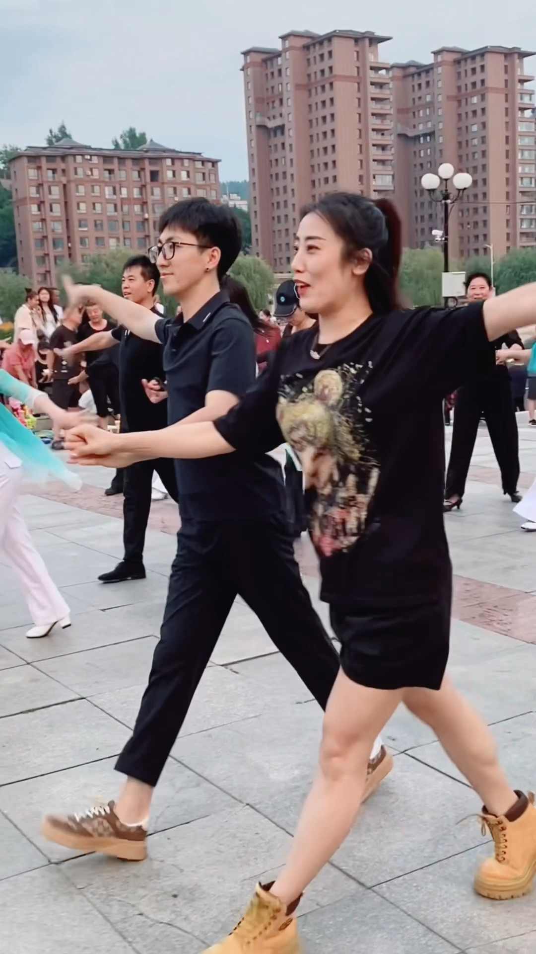 姐弟组合来到广场给大家跳舞来啦.