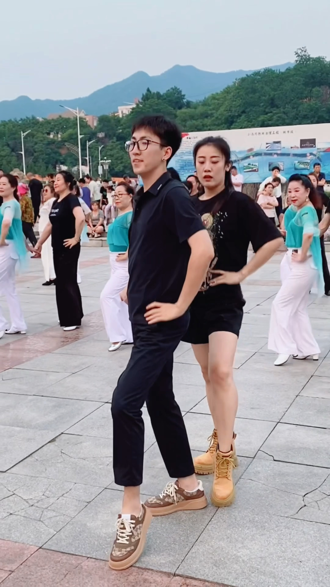 姐弟组合来到广场给大家跳舞来啦.