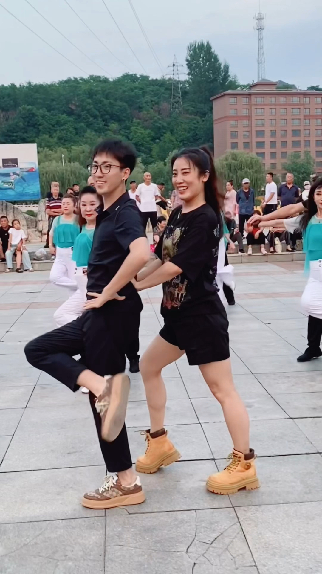 姐弟组合来到广场给大家跳舞来啦.