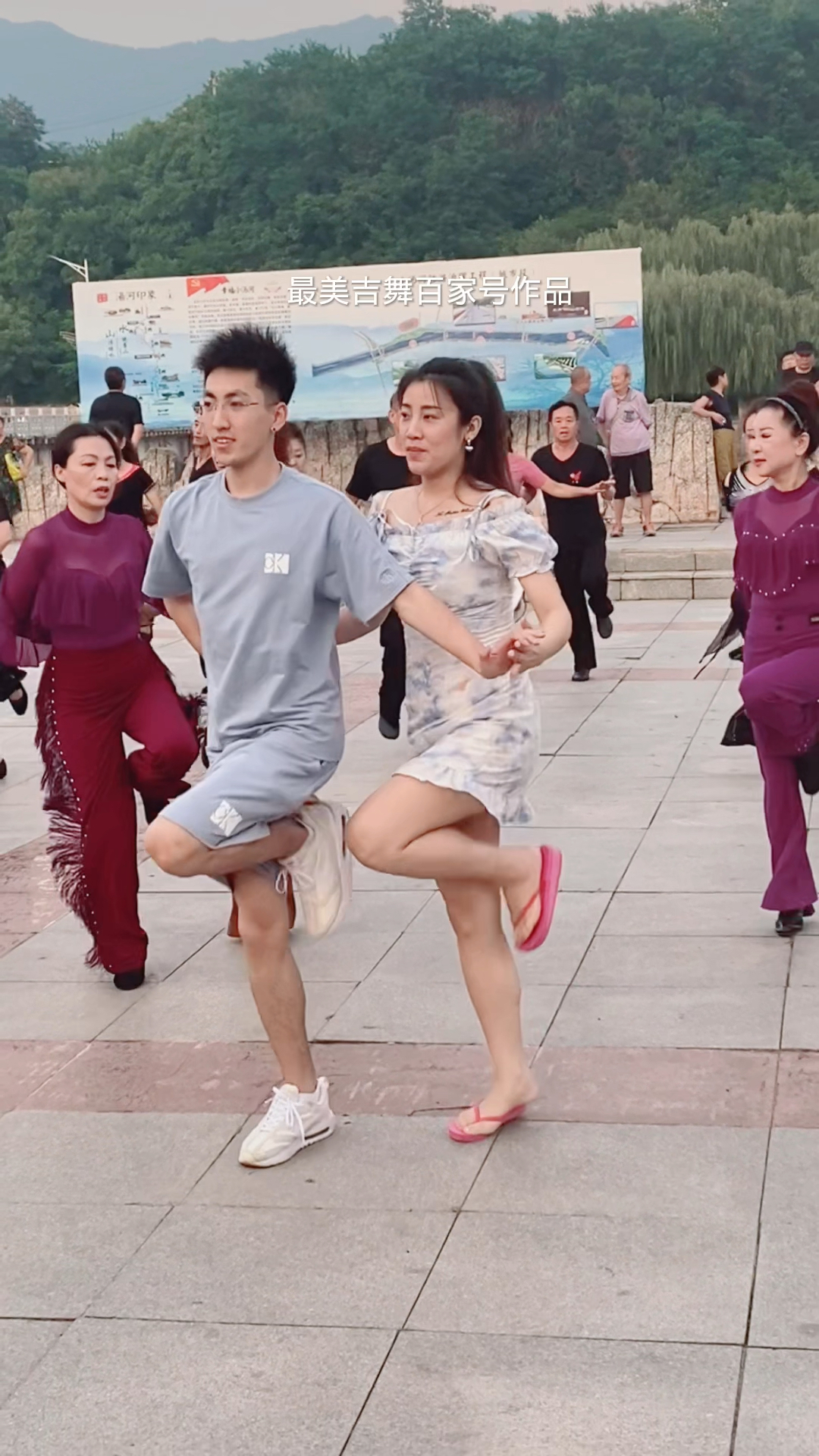 姐弟组合来到广场给大家跳舞来啦.