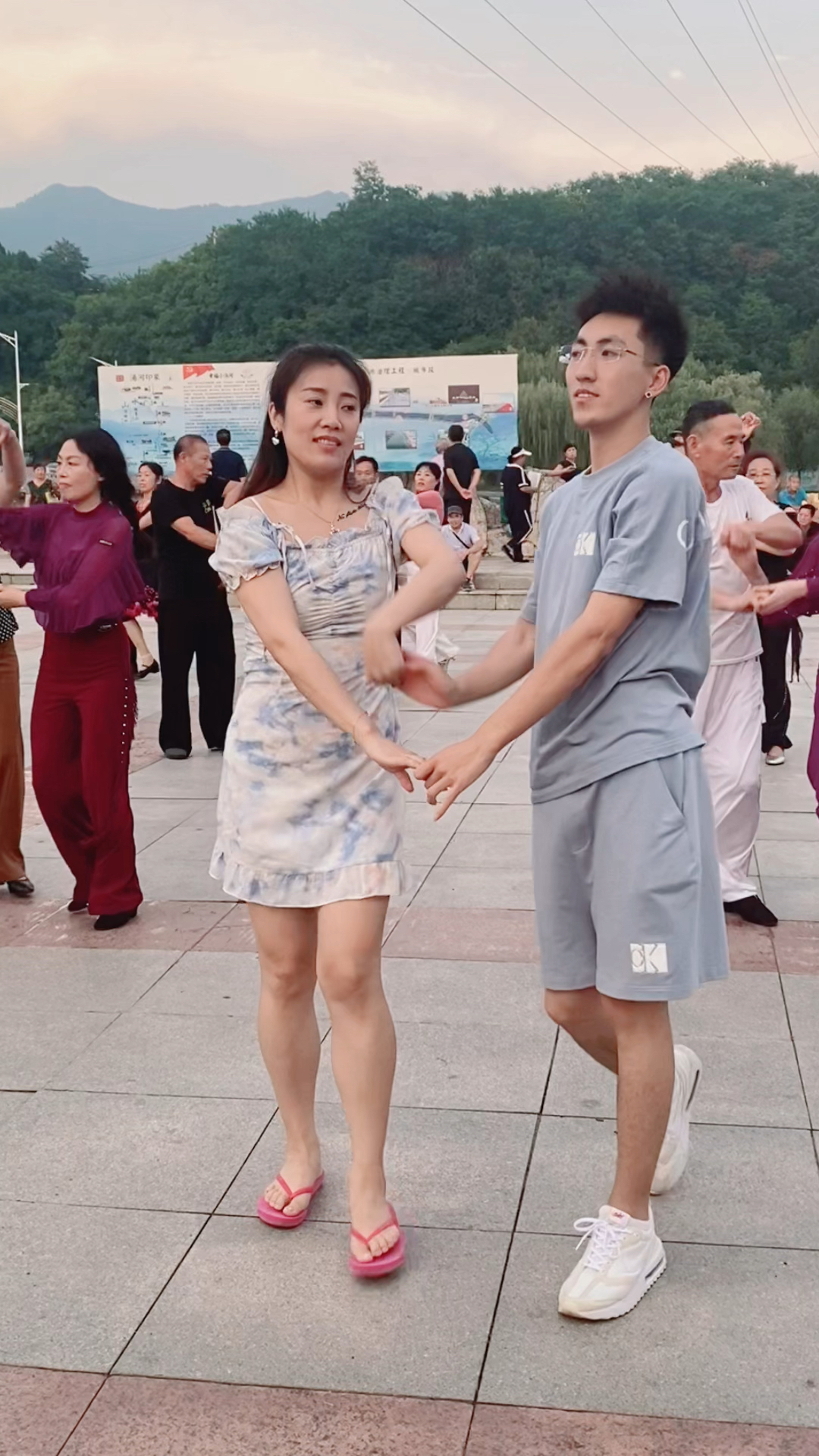 姐弟组合来到广场给大家跳舞来啦.