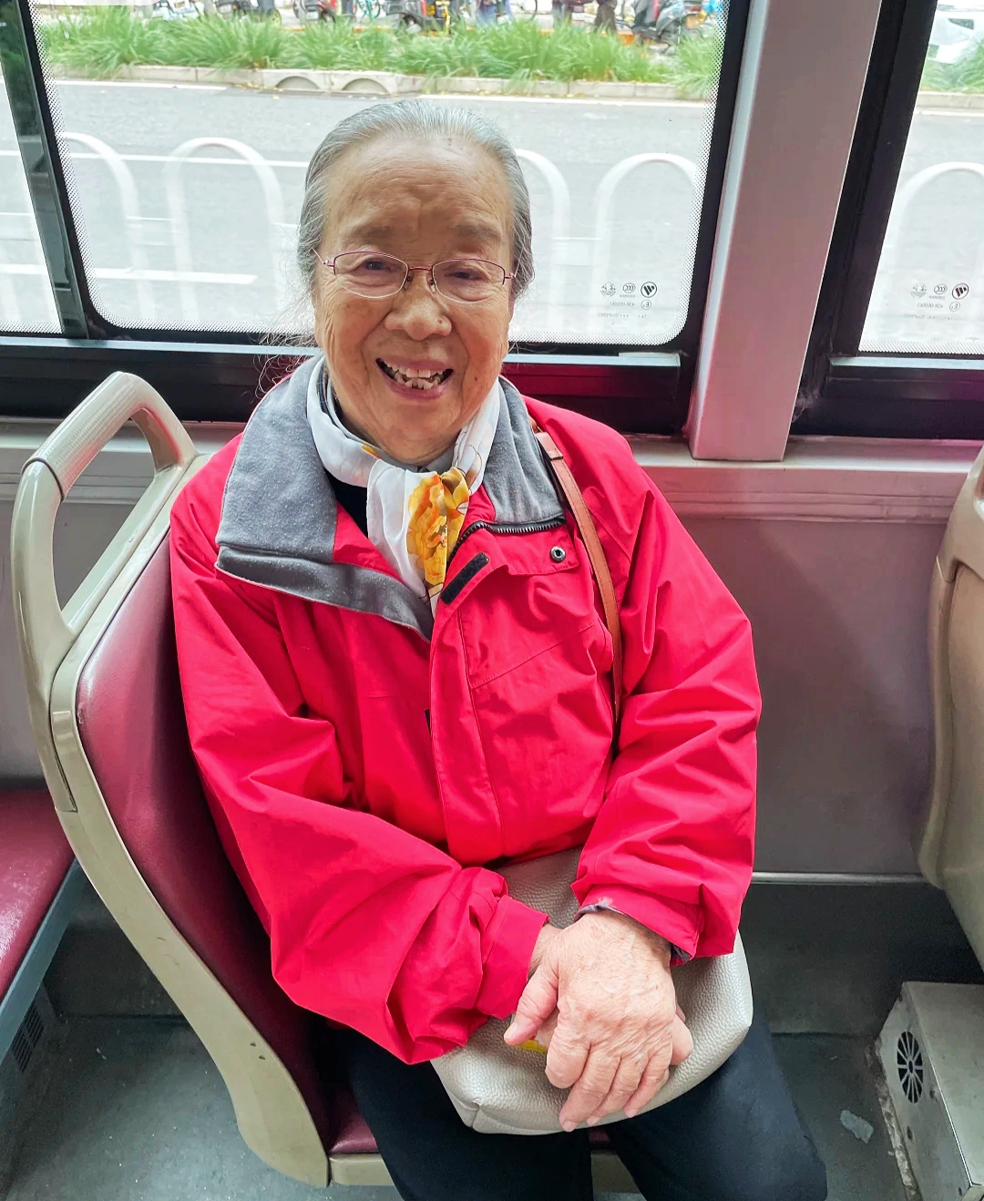 老艺术家如此接地气尽显质朴风范令人敬仰