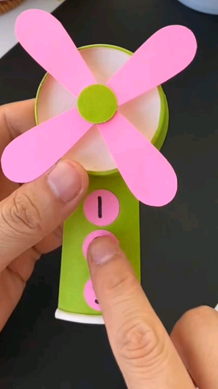 纸杯就可以制作一个手工电风扇哦