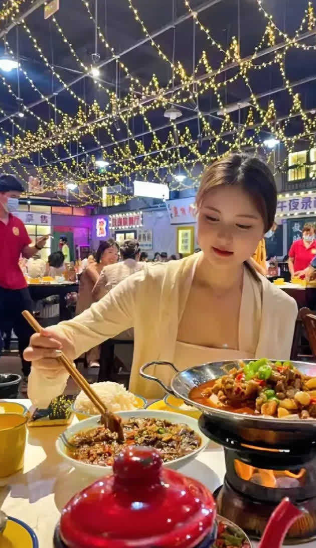 抖音吃饭相亲的人=抖音吃饭相亲网红女