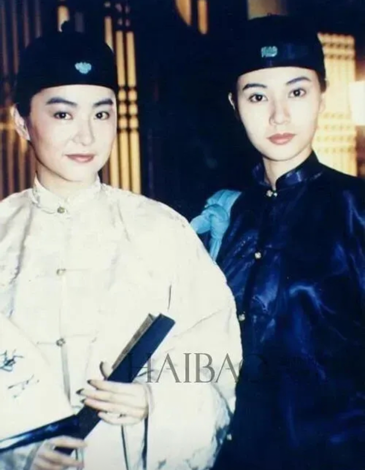 林青霞和李嘉欣的女扮男装照,两人都是顶级美人